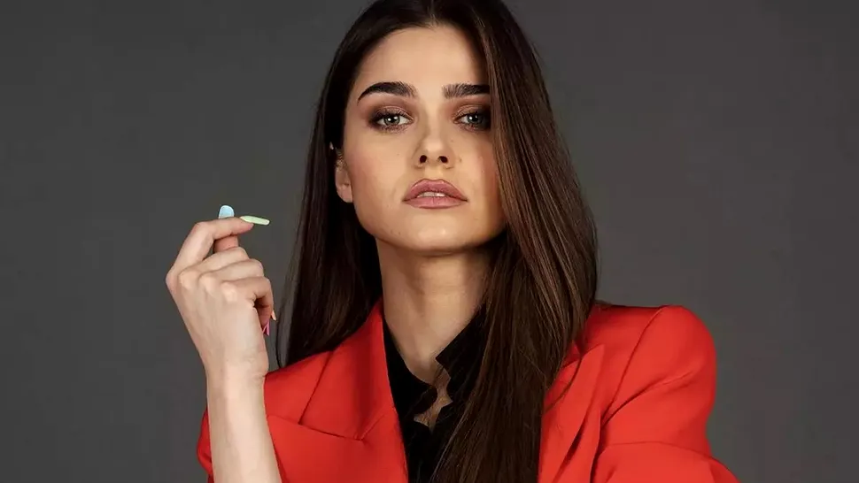 Theo Rose, aspru criticată pentru felul în care arată acum. Ipostaza îndrăzneață i-a lăsat mască pe fani: Chiar că nu e nevoie să te pozezi