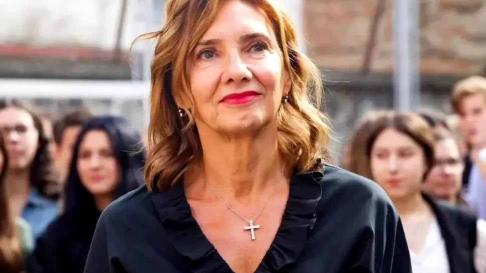 Ținuta cu care soția președintelui Iohannis i-a cucerit pe criticii de modă. Carmen Iohannis, lăudată pentru această apariție: Un gen de Jacqueline Kennedy, ca stil