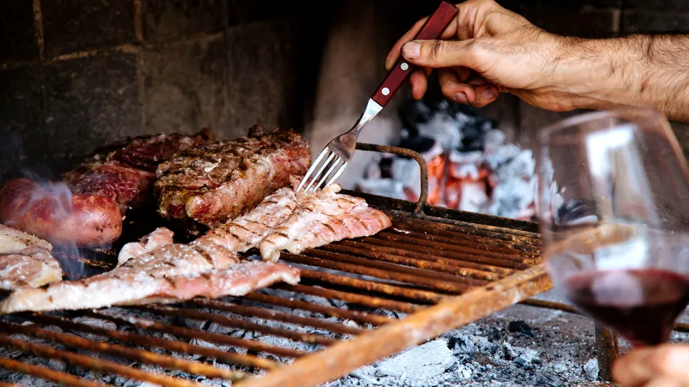 De ce să freci grătarul cu ceapă înainte de a pune carnea? Trucurile bucătarului pentru o friptură perfectă