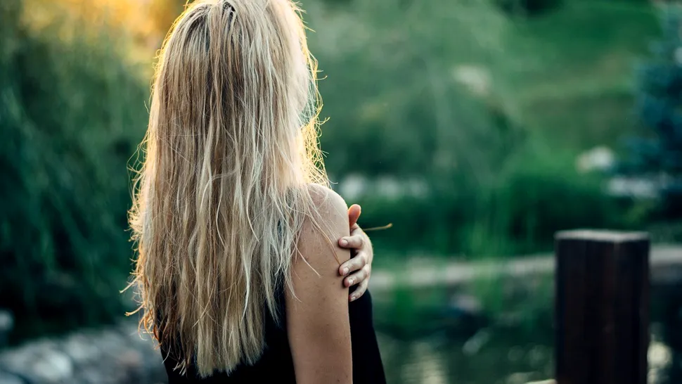 Cum să îngrijești părul blond în sezonul estival ca să protejezi culoarea. 8 trucuri esențiale