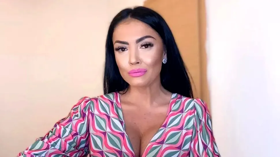 Fotografii rare cu Andreea Mantea în costum de baie. Vedeta de la Kanal D face spectacol pe rețelele sociale, cu pozele din vacanță