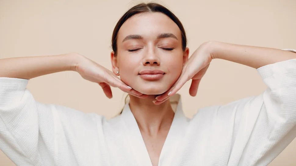 Cum să îți faci un masaj facial acasă. Tehnici simple pentru a stimula circulația și a reduce ridurile