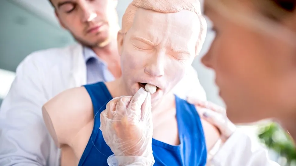 Ce este manevra Heimlich, utilă atunci când o persoană se sufocă, și cum spun medicii că se efectuează corect