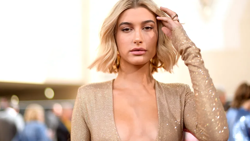 Hailey Bieber a strălucit la Paris Fashion Week. Modelul a schimbat două ținute memorabile în aceeași zi