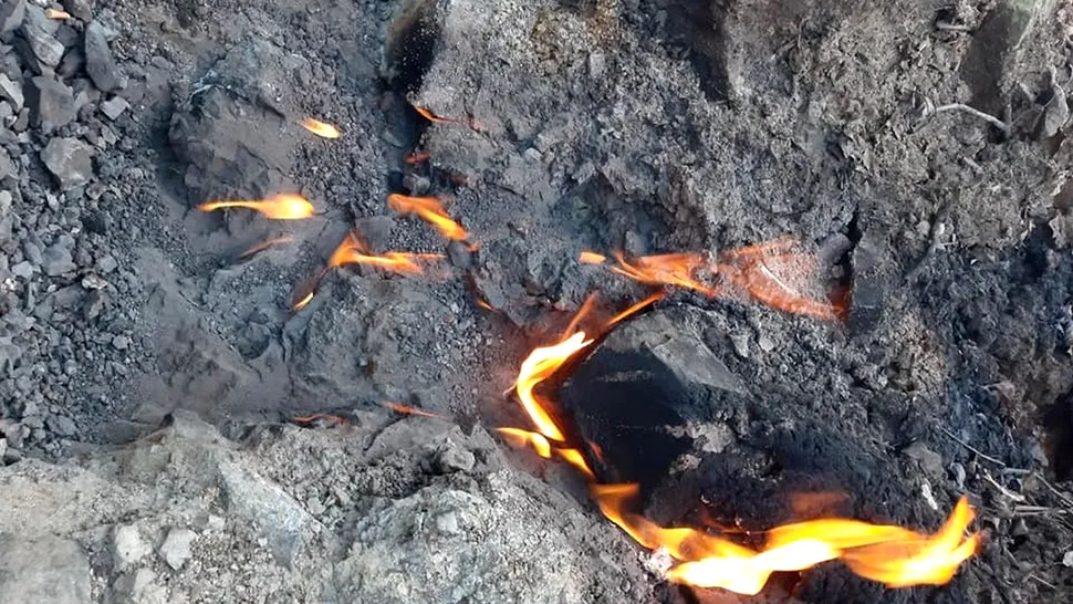 Locuri din România unde pământul arde. Fenomene geologice care fascinează