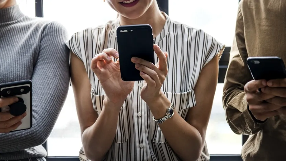 Telefonul îți afectează sănătatea mentală? Semnele care îți arată că ai o problemă