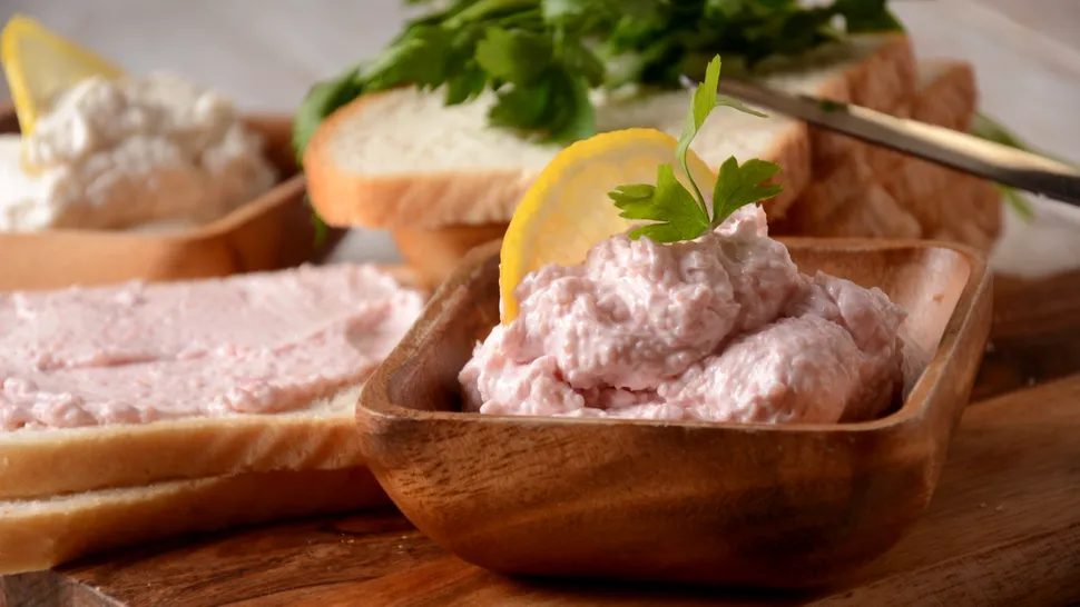 Ce ascunde salata de icre din comerț. Ingredientele de pe etichetă la care trebuie să fii atent