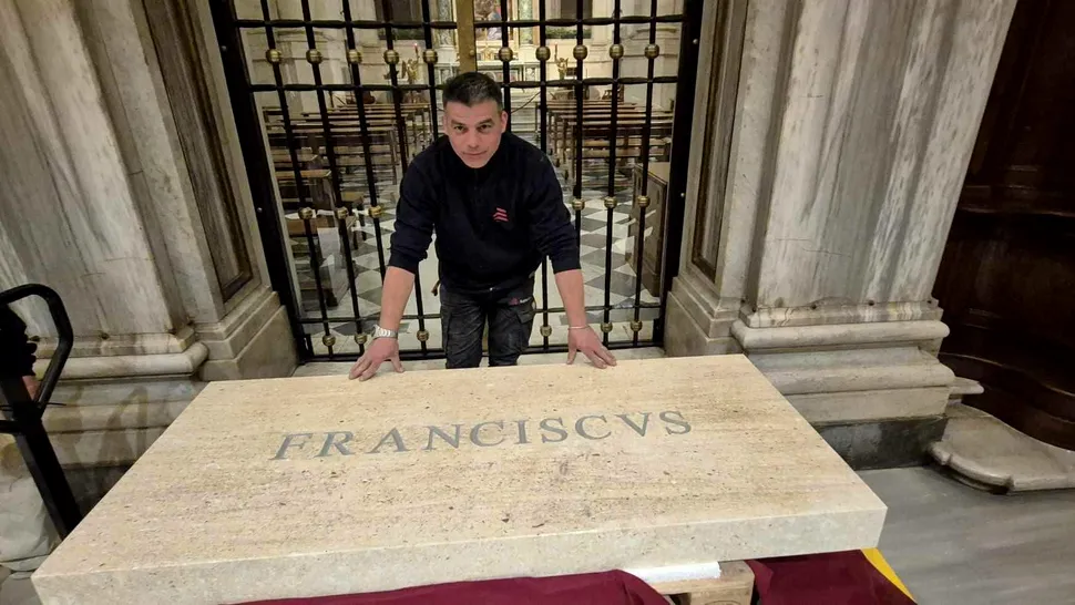 Român implicat în lucrările la mormântul Papei Francisc: „Am muncit zi și noapte fără oprire”