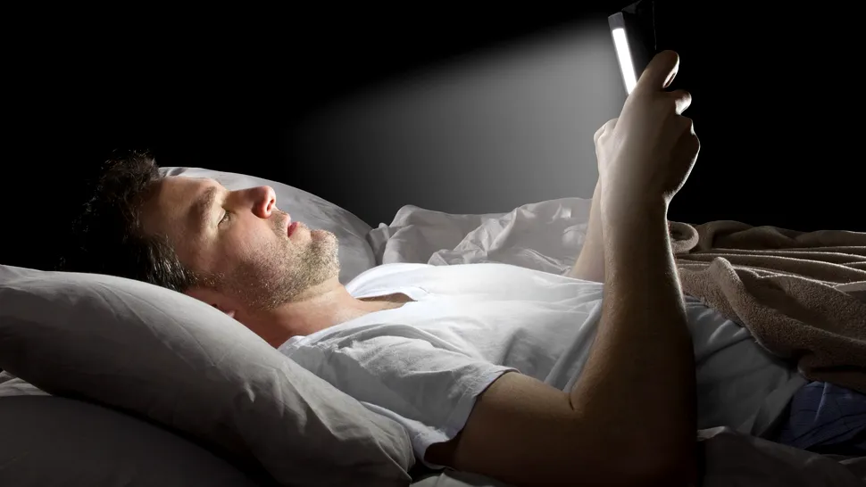 Ecranele înainte de culcare îți afectează somnul? Iată ce spun experții și cum poți combate insomnia