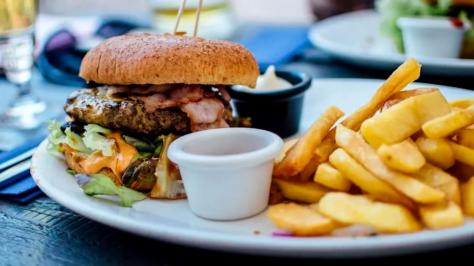 Reguli simple care te pot ajuta să eviți mâncatul în exces, potrivit unui cercetător în nutriție