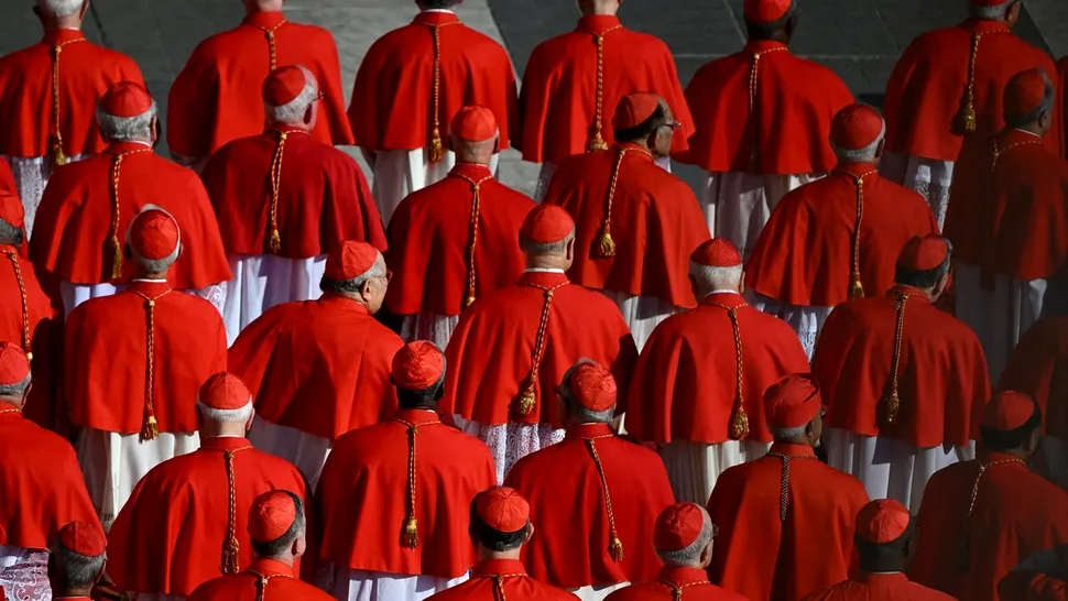 Se alege un nou Suveran Pontif. Conclavul cardinalilor are loc în Capela Sixtină