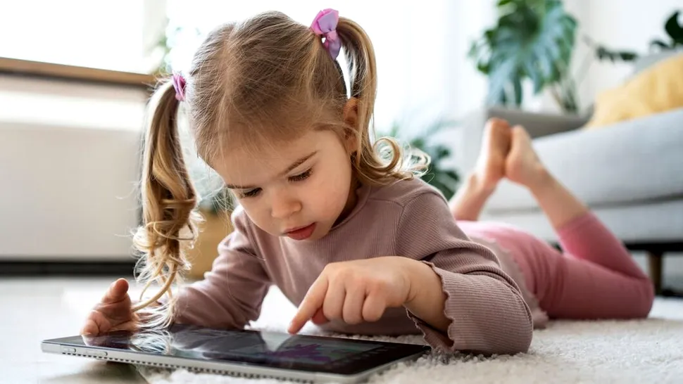 Autismul virtual, o boală tot mai frecventă la copiii crescuți în fața ecranelor. Ce trebuie să știm despre această afecțiune?