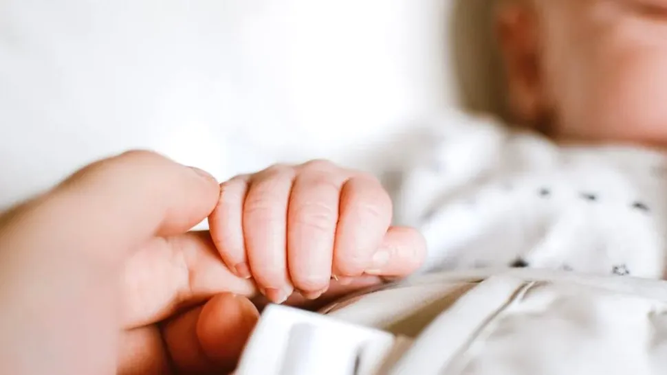 Cât timp stai cu copilul afară, în prima lună de viață? Iată ce spun medicii