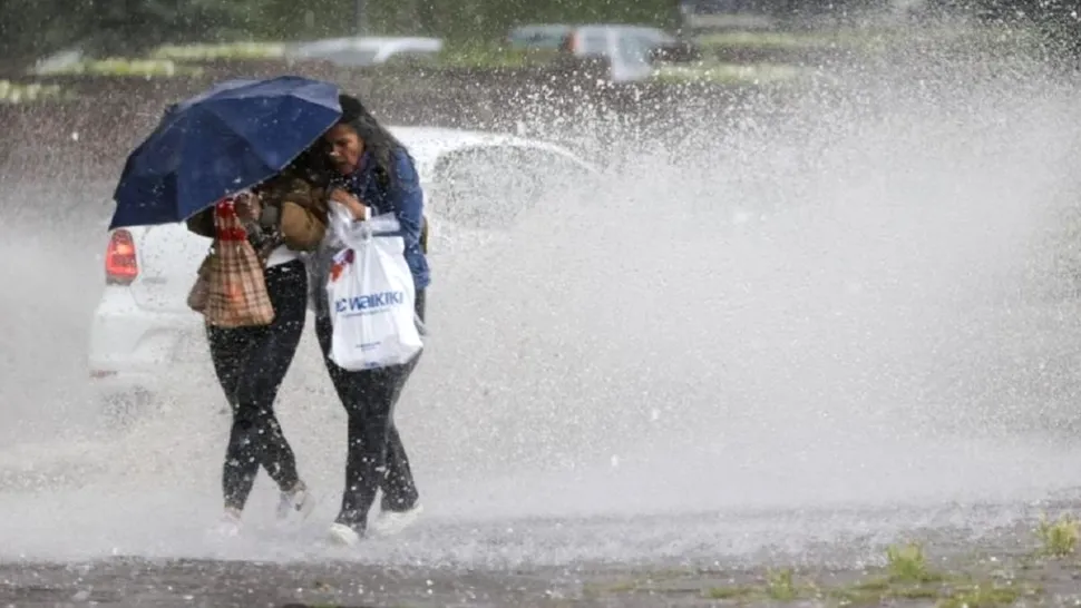 Inundații masive în România. Cod roșu emis în două județe, avertismente severe în alte 12