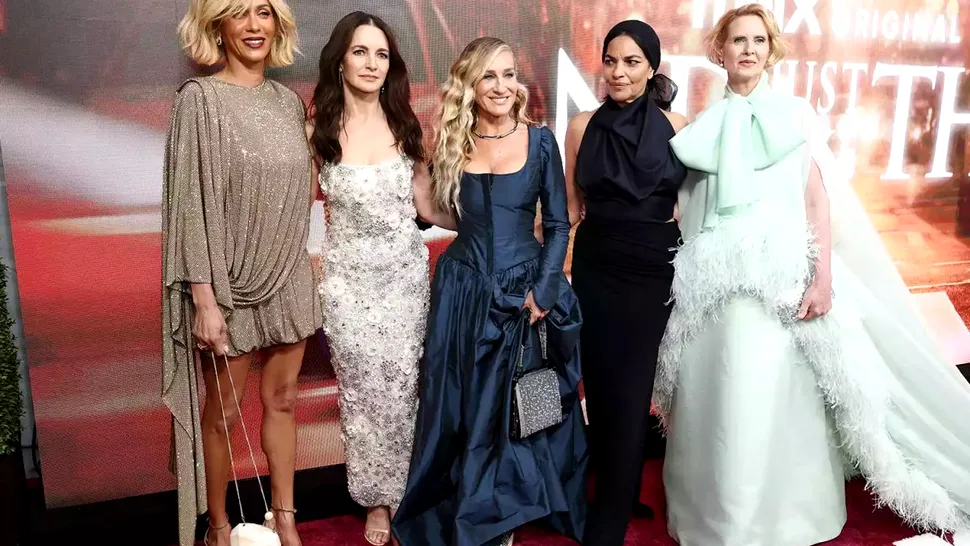 Sarah Jessica Parker strălucește într-o rochie corset semnată Vivienne Westwood la lansarea sezonului 3 „And Just Like That...”
