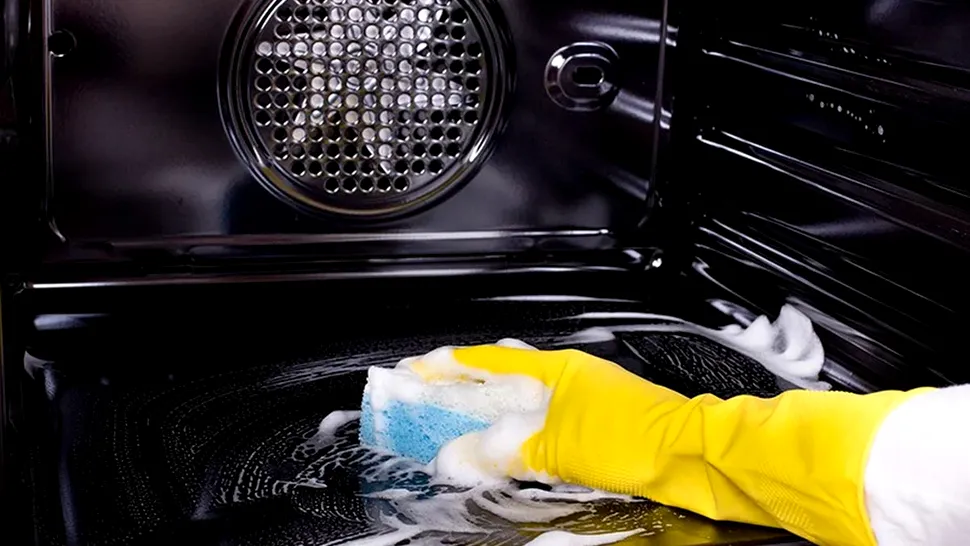 Truc simplu pentru o ușă de cuptor perfect curată. Cum scapi rapid de grăsime și pete