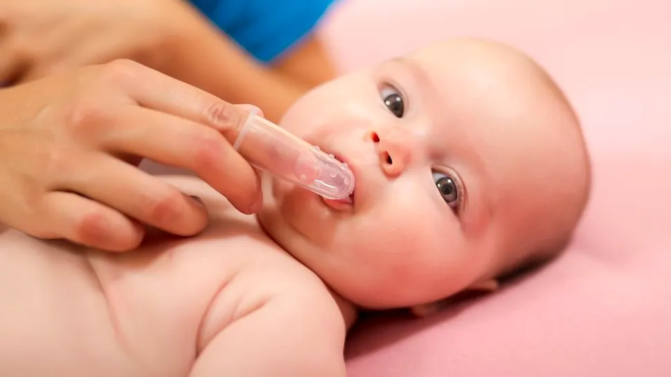 Când și cum ar trebui curățată limba bebelușului? Sfaturile unui medic pediatru
