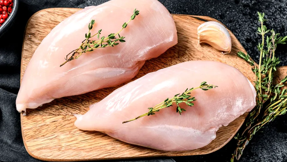 De ce nu ar trebui să speli carnea de pui înainte de gătit? Ce spun specialiștii